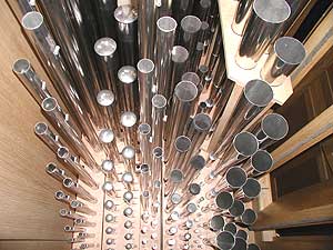 Pfeifen des Schwellwerks, von l. nach r. :  Salicional 8', Bourdon 8', Voix c&eacute;leste 8',  Flute 4', Doublette 2', Trompette 8'